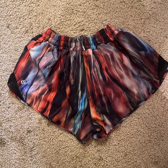 Lululemon HOTTY HOTS lined shorts SIZE 6. 2.5 inseam - Picture 2 of 5